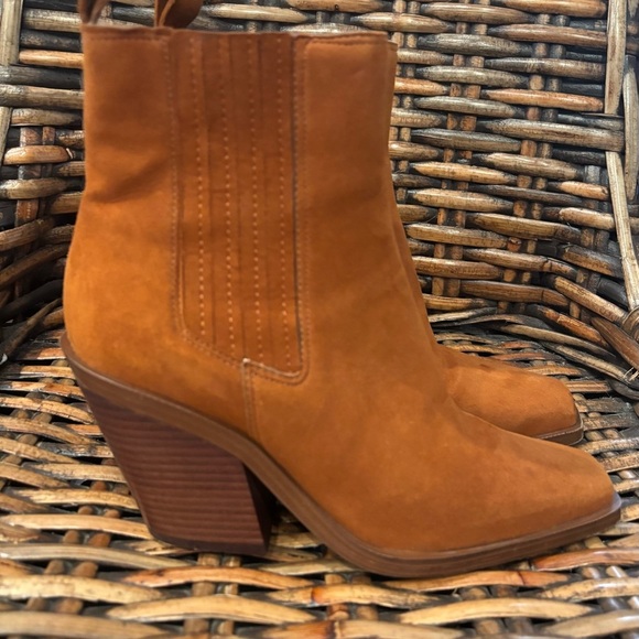 Vince Camuto Ackella caramel suede heeled Western boots in size 8 - Picture 1 of 13